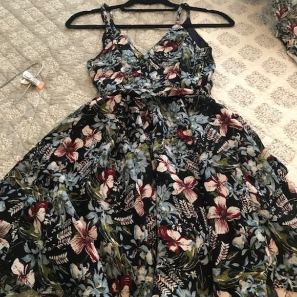 Essue Dress - Black Flowered Size M - Picture 6 of 9